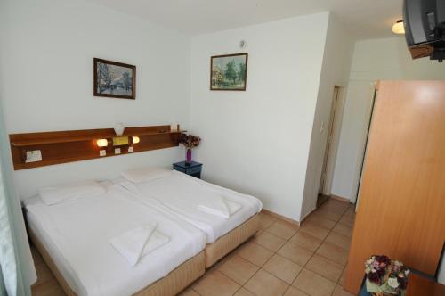 Standard Double Room image 7