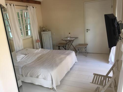Double Room with Balcony and Pool View 2 - 20 sqm room in Villa La Begude - Boutique B&B