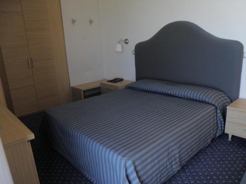 Double or Twin Room with Partial Sea View