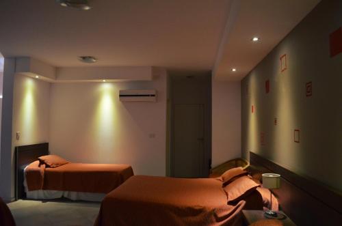 2 twin beds