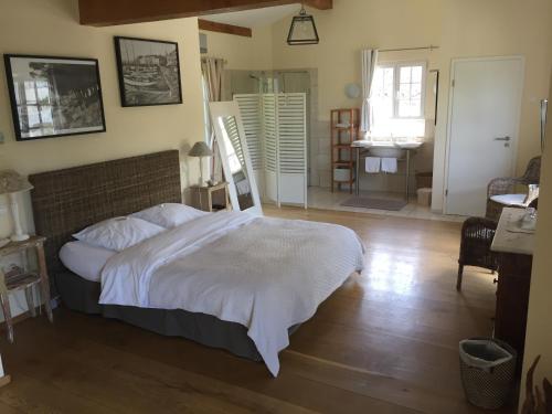 Superior Double Room with Balcony and Pool View 4 - 36 sqm room in Villa La Begude - Boutique B&B