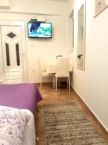 Room Ivana with private bathroom - Center of Split, Split (photo 10)