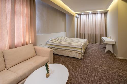 light hotel & hub - image 2