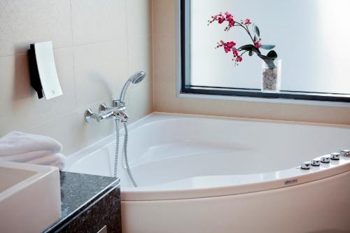 Bathroom, Grand Hotel Reykjavik in Reykjavík City Center