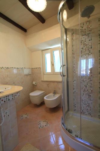 Deluxe Double or Twin Room with Balcony image 3