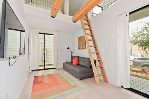 New Beach House, Steps to Sand in San Diego, USA