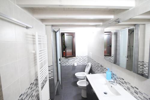 Modern Loft Apartment - image 9