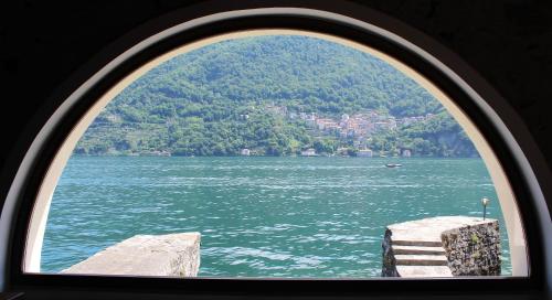 . House on the lake shore of Laglio