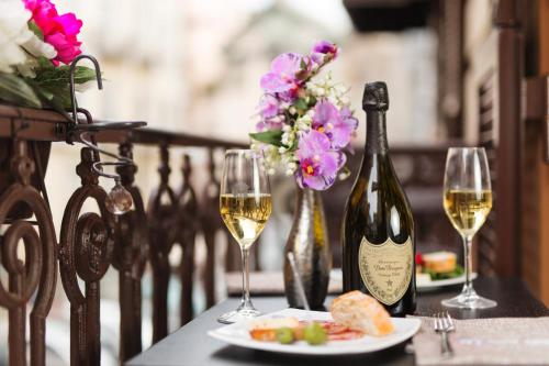 Aussicht, Hotel Nunu near Chiesa dei Santi Filippo e Giacomo - Complesso Museale dell'Arte della Seta