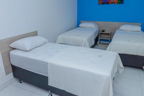 3 twin beds