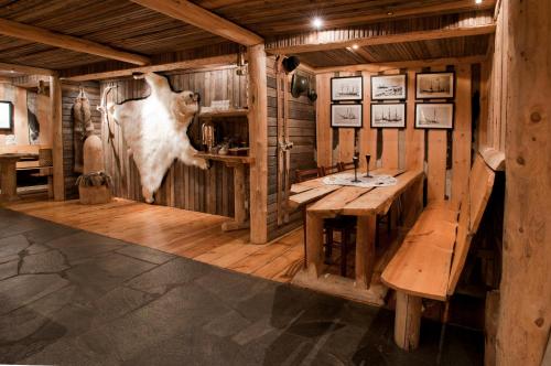 10451904 Basecamp Hotel