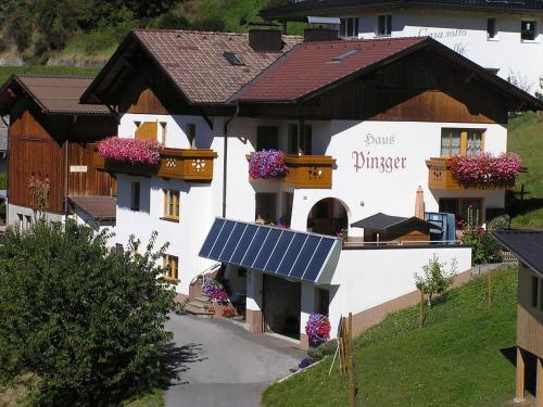  Haus Pinzger, Pension in Fendels