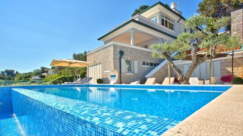 Villa - Beach Front