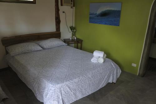 Bed, Wild Waves Surf-House in Popoyo