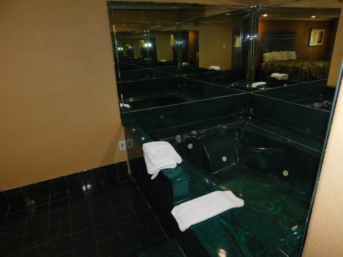 Regency Inn & Suites Beaumont – Beaumont, TX