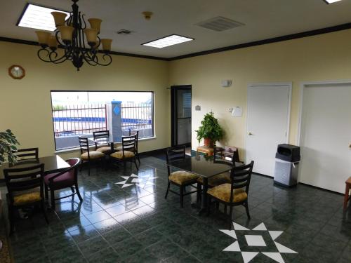 Regency Inn & Suites Beaumont - 식음료(F&B)