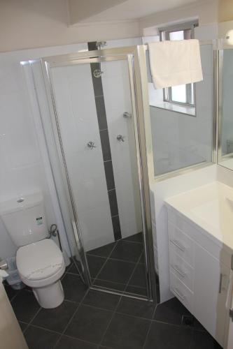 Bathroom, Zorba Waterfront Motel in Batemans Bay