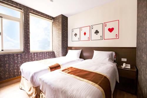 Standard Twin Room image 8