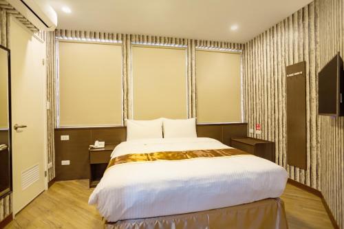 Standard Double Room image 3