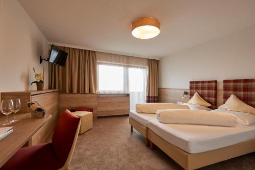 Deluxe Double or Twin Room with Mountain View