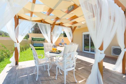  Two bedrooms apartment with big garden in Koskinou
