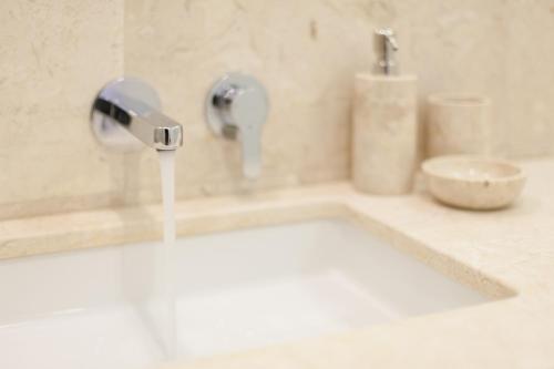 Mouraria Blue Three-Bedroom Apartment w/ Parking - by LU Holidays