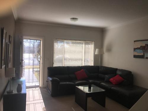 Travers Street Apartment photo 1