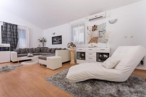 Apartments by the sea Okrug Gornji Ciovo - 6078 