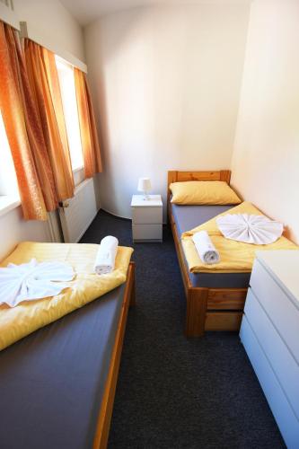 2 bedrooms, 3 beds