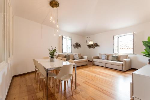  Alfama Modern Two-Bedroom Apartment w/ River View and Parking - by LU Holidays in Lissabon