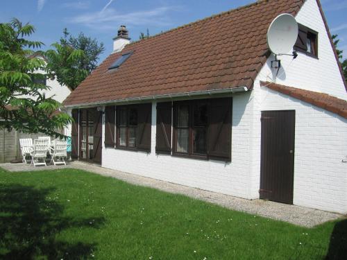  Cozy cottage with terrace in the surroundings of De Panne in Duinhoek