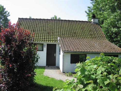  Cozy cottage with terrace in the surroundings of De Panne in Duinhoek