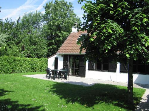  Cozy cottage with terrace in the surroundings of De Panne in Duinhoek