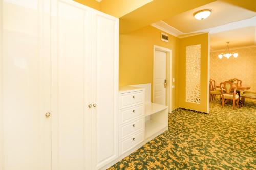 Studio One Accommodation Suites - image 7