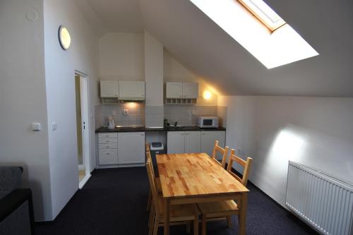 2 bedrooms, 3 beds