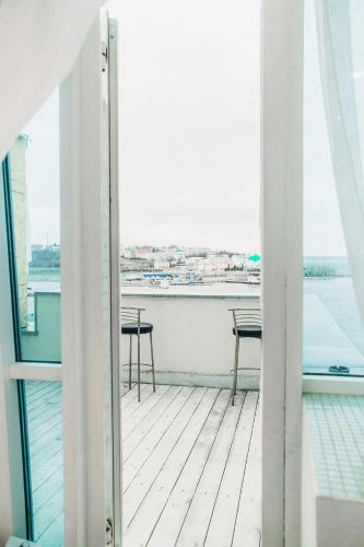 Hotel v Mayake