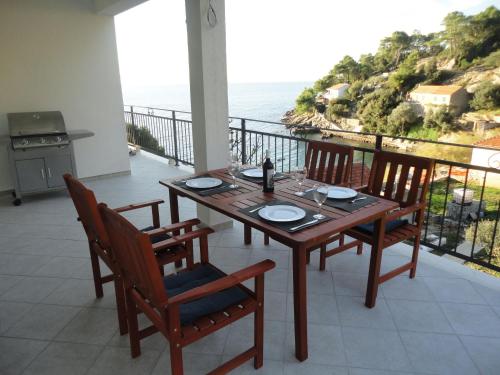 Cozy Apartment Gdinj Hvar in Split, Croatia with beach nearby