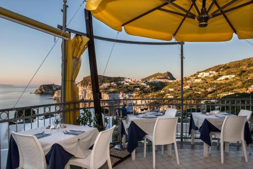 Restaurant, Hotel Villaggio Dei Pescatori in Ponza Island