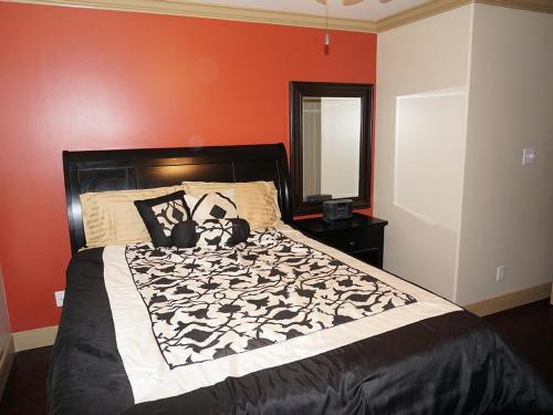 Beach-View Galveston Seawall Condo - image 4