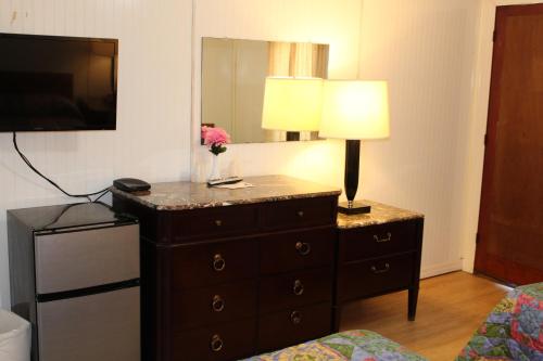 Royale Coach Motor Lodge - image 7