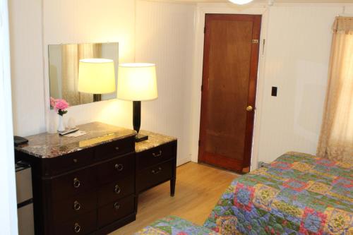 Royale Coach Motor Lodge - image 8
