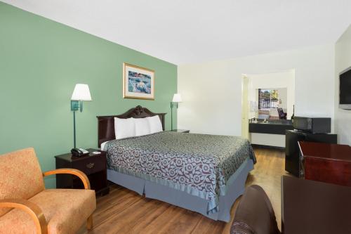 Travelodge by Wyndham Fort Myers North - main image