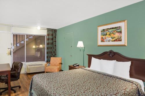 Travelodge by Wyndham Fort Myers North - image 6