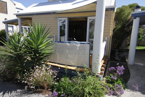 雷维尔船屋酒店