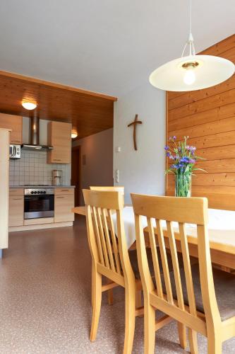 2 bedrooms, 4 beds