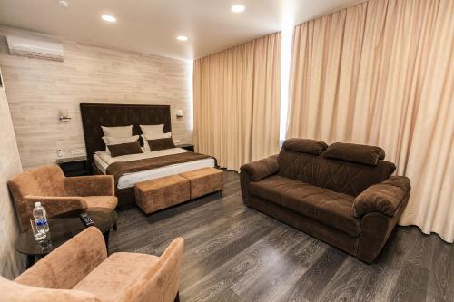 Fox Hotel - image 2