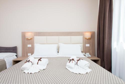 2 twin beds, 1 sofa bed