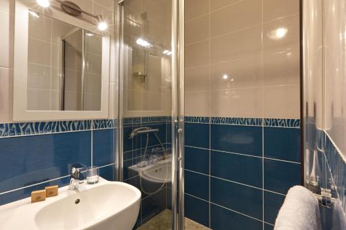 Bathroom, Hotel Centre Port-Royal in Saint-Lambert