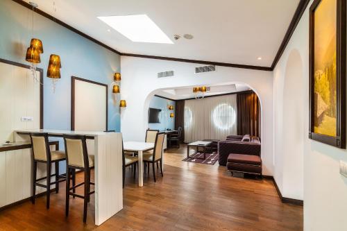Epoque Hotel