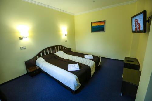2 bedrooms, 5 beds